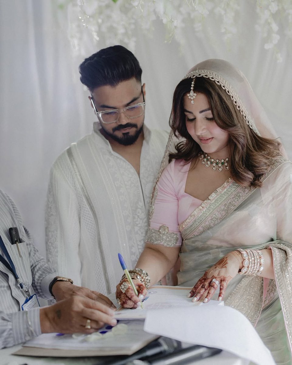Goa Times (@goatimestoi) on Twitter photo Congratulations to #HinaKhan and #RockyJaiswal!
The couple has tied the knot, Hina shares the joyful news on her social media handle
<a href="/eyehinakhan/">Hina Khan</a> #HinaKhanWedding #RockyJaiswal <a href="/_hinakhanteam/">HINA KHAN TEAM</a> <a href="/Hinakhanhome_/">HĚśiĚśnĚśaĚśkĚśhĚśaĚśnĚśhĚśoĚśmĚśeĚś</a> @HinaKhanDevotee <a href="/HinaKhanfb79/">HinaKhanfb79</a> Congratulations to #HinaKhan and #RockyJaiswal!
The couple has tied the knot, Hina shares the joyful news on her social media handle
<a href="/eyehinakhan/">Hina Khan</a> #HinaKhanWedding #RockyJaiswal <a href="/_hinakhanteam/">HINA KHAN TEAM</a> <a href="/Hinakhanhome_/">HĚśiĚśnĚśaĚśkĚśhĚśaĚśnĚśhĚśoĚśmĚśeĚś</a> @HinaKhanDevotee <a href="/HinaKhanfb79/">HinaKhanfb79</a>