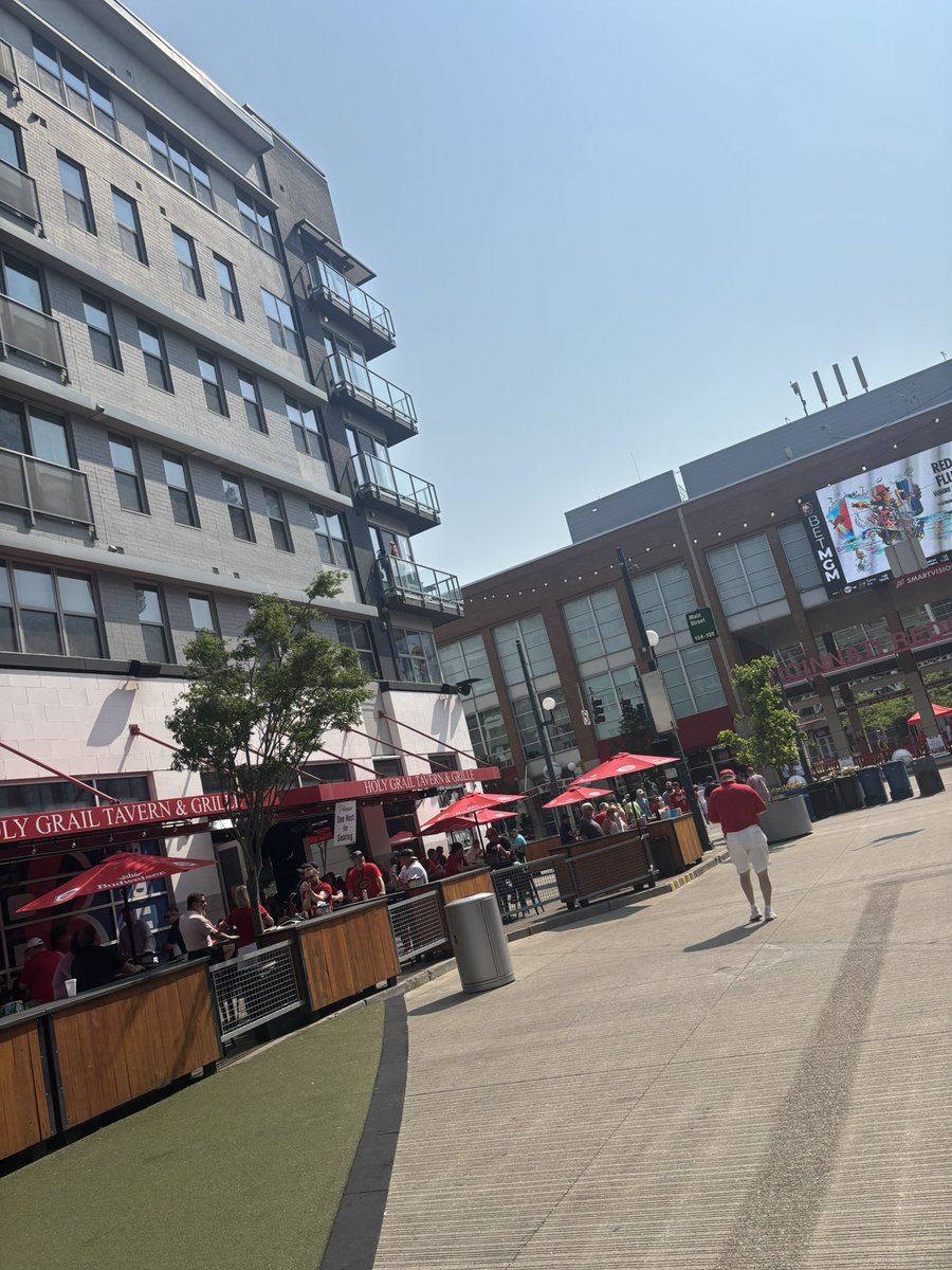 UDCincyFan's tweet photo. The Reds could finally take a series from the Brewers for the first time in forever! A few senior citizens out at @HolyGR drinking beers for it.
#RubberMatch https://t.co/gyD9PzStAf