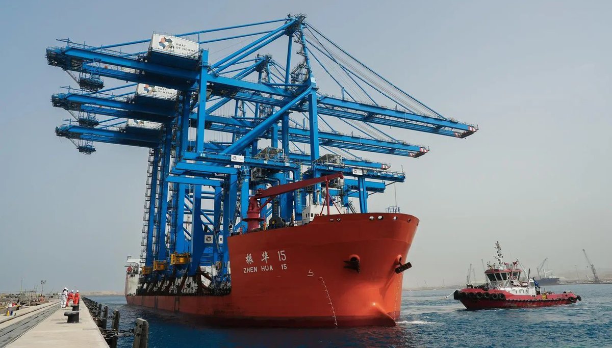 SaudiProject's tweet image. #ميناء_نيوم في #أوكساچون يستقبل أول دفعة رافعات جسرية مؤتمتة عن بُعد في السعودية، لتسريع مناولة الحاويات بدقة وكفاءة عالية، وسيعزز الميناء نمو الصناعة والتجارة الذكية، كما يقدم برنامج تدريب للكوادر النسائية السعودية في تقنيات التشغيل المستقبلية