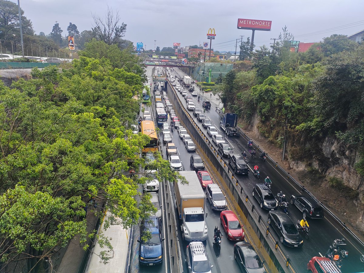 donaldrodolfo's tweet photo. GRACIAS SEÑOR ALCALDE QUIÑONES!! @muniguate su gran planificación nos tiene colapsados todos los días y hoy peor, ud nos dará la gasolina, el tiempo? La gente a pie por su mala gestión , Gracias por el MARTI RIO https://t.co/NgexJZo4vZ