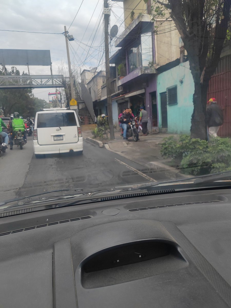 donaldrodolfo's tweet photo. GRACIAS SEÑOR ALCALDE QUIÑONES!! @muniguate su gran planificación nos tiene colapsados todos los días y hoy peor, ud nos dará la gasolina, el tiempo? La gente a pie por su mala gestión , Gracias por el MARTI RIO https://t.co/NgexJZo4vZ