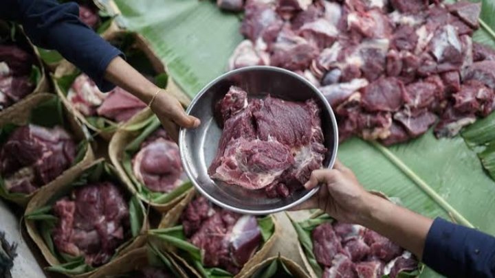 Umm_Zuha's tweet photo. During Eid al-Adha, Muslims are required to give 1/3 of the sacrificed meat to the poor.
This isn’t optional — it’s faith in action.
Millions who can’t afford meat all year get fresh, nutritious food with dignity.
Qurbani is charity, not crime.
#WeEatMeat 🍖 #EidForAll https://t.co/ofSYGb5mW0