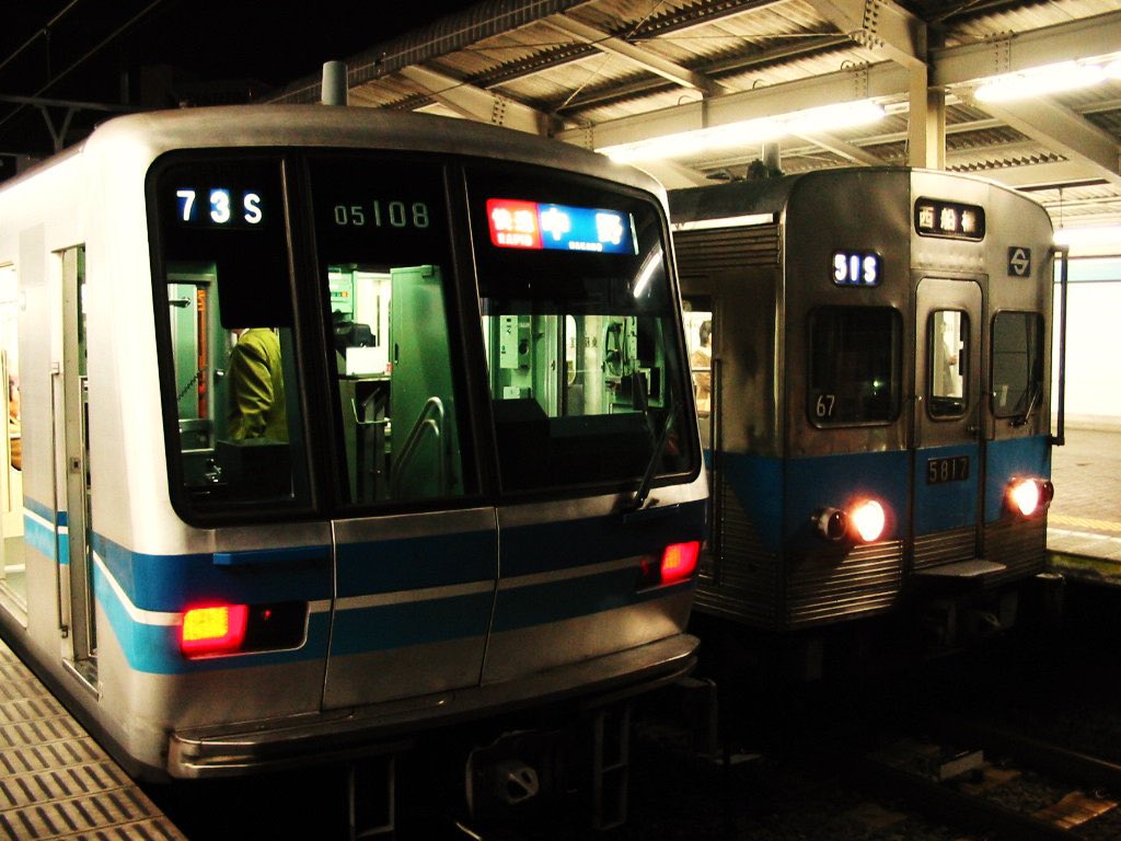 25年ほど前に撮影した営団時代の東西線。うぐいす色の制服が特徴的でした。