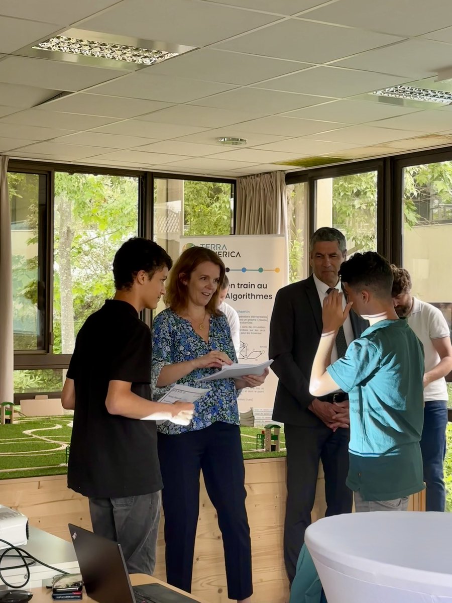 NatachaChicot's tweet image. Heureuse de récompenser aujourd&apos;hui  nos élèves lauréats des Olympiades d’#informatique pour leurs projets mêlant créativité et coopération. L’occasion de rappeler l’importance de cet enseignement qui doit être au cœur de la culture scientifique scolaire. 💻