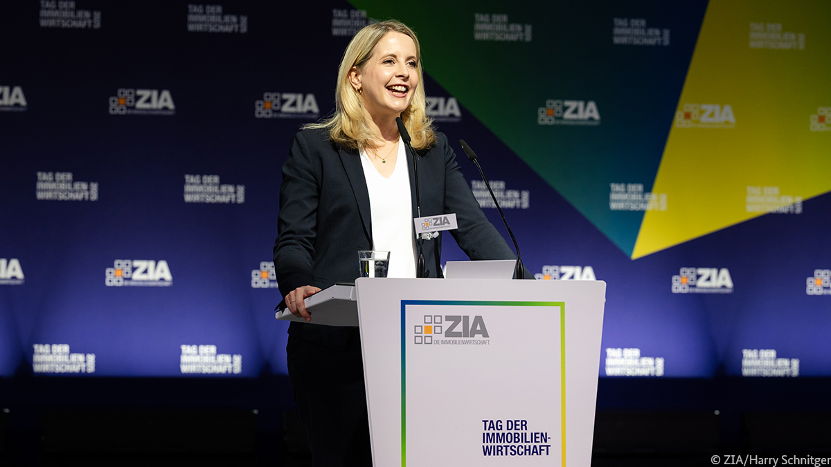 Bundesbauministerium (@bmwsb_bund) on Twitter photo „Die neue Bundesregierung bringt den Wohnungsbau in Schwung“, so Bauministerin <a href="/verenahubertz/">Verena Hubertz</a> beim #TDImmo25.
Mit ✅ steuerlichen Anreizen, ✅ vereinfachten Förderungen und ✅ besseren Finanzierungsbedingungen soll der frei finanzierte #Wohnungsbau wieder Fahrt aufnehmen. „Die neue Bundesregierung bringt den Wohnungsbau in Schwung“, so Bauministerin <a href="/verenahubertz/">Verena Hubertz</a> beim #TDImmo25.
Mit ✅ steuerlichen Anreizen, ✅ vereinfachten Förderungen und ✅ besseren Finanzierungsbedingungen soll der frei finanzierte #Wohnungsbau wieder Fahrt aufnehmen.