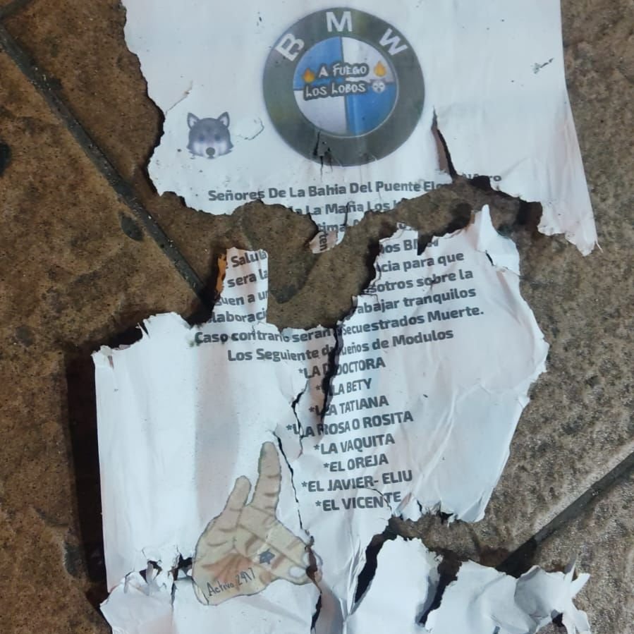 🇪🇨 Comerciantes de la bahía habían alertado sobre extorsiones previas. En Guayaquil, esta potente explosión destruyó cinco módulos comerciales en La Bahía, dejando daños en locales y viviendas cercanas.