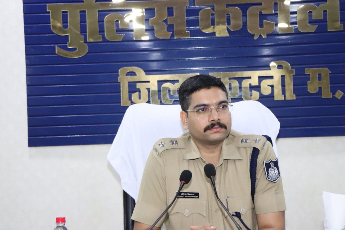 sp_katni's tweet photo. नवागत पुलिस अधीक्षक, श्री अभिनय विश्वकर्मा (IPS) ने आयोजित की पत्रकार वार्ता , कहा लोगो को न्याय दिलाना और निष्पक्ष कार्यवाही करना होगी प्राथमिकता

📍पीड़ित की मदद व न्याय दिलाना,अपराधो के विरुद्ध सख्त कार्रवाई,महिला सुरक्षा,साइबर सुरक्षा,जन संवाद कार्यक्रम आदि प्राथमिकताए बताई । https://t.co/es8IpHt1lZ