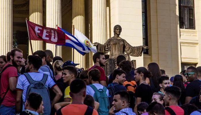 La unidad de los jóvenes con su Revolución es inquebrantable, y juntos defenderemos las conquistas que nos pertenecen. La Universidad, fiel a su tradición, seguirá siendo casa del pensamiento crítico, pero también baluarte de la soberanía de #Cuba.