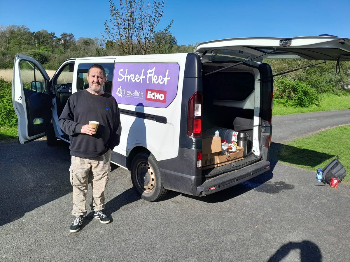 ✨Gwasanaeth dan y chwyddwydr - Tîm Pobl sy’n Cysgu ar y Stryd Sir Benfro
 
Bob dydd, mae ein tîm yn helpu pobl sy’n cysgu allan
 
Gan fynd â’r gefnogaeth allan at y bobl sydd ei hangen, lle maen nhw ei hangen. Rydyn ni’n gweini diodydd poeth, brecwast cynnes a chyfle i siarad