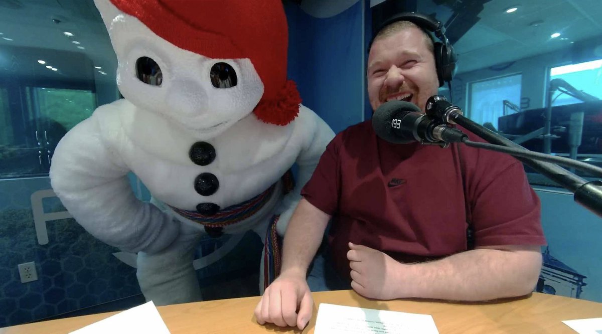 Bonhomme a fait une visitie surprise dans nos studios (une vraie surprise, pas une affaire de radio organisée par le gars des vues)… et disons que j’ai eu de la misère à contenir toutes mes émotions 😂