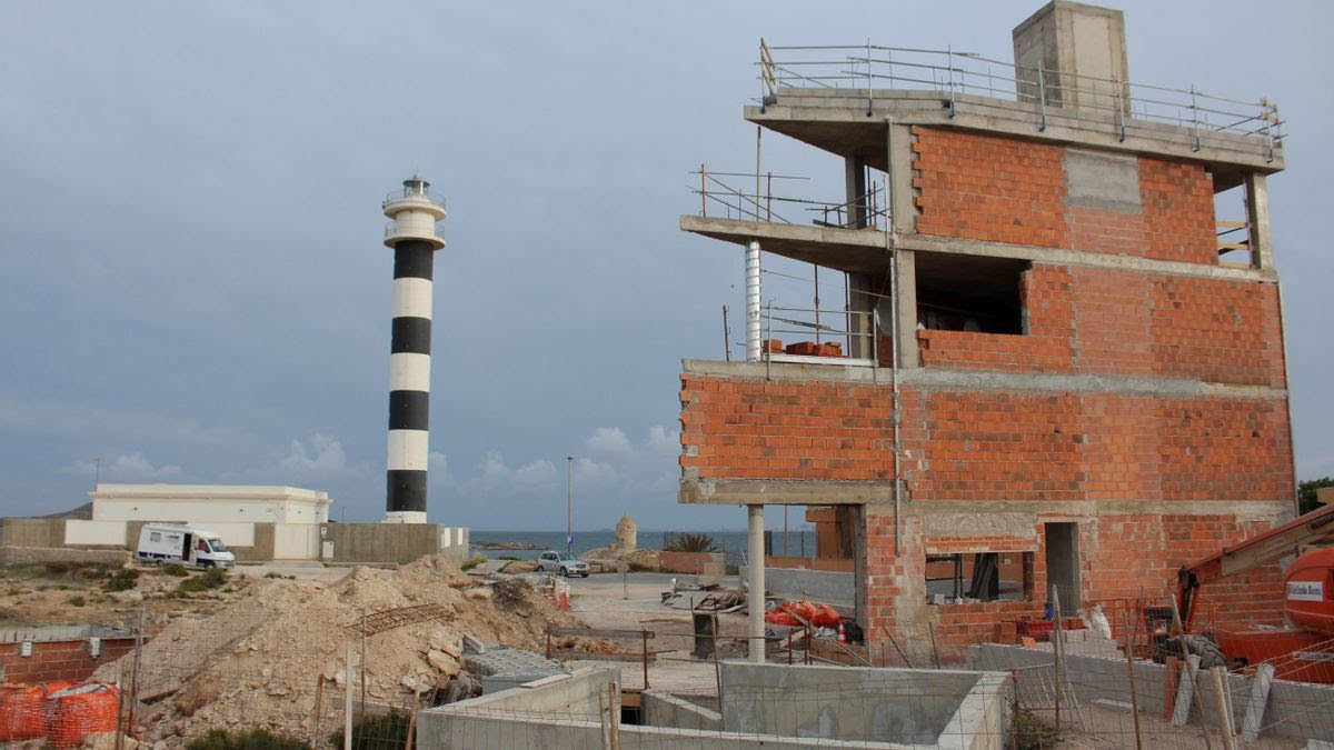 Ginesmir's tweet image. Pues ahora que llega el verano y estamos a las puertas del Día Mundial del Medio ambiente es un  buen momento para recordar cómo van las obras de los chaletazos de la Cala del Pino y el del faro del estacio en La Manga.