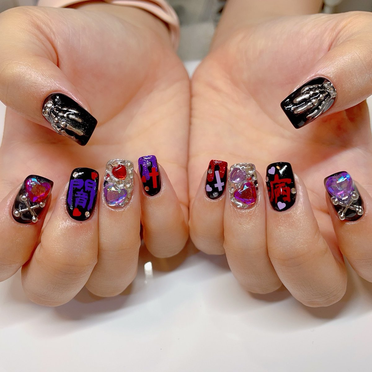 laun_otogamer's tweet photo. 【今回のネイル💅✨】 

「厨二病っぽい感じでキラキラしたやつで！」

抽象的なお願いにも関わらず、めちゃいい感じな最高なネイルに仕上げて頂きました🫶
いつもありがとうございます🌹

ポイント💡
・初めてのスクエア
・「闇」と「闇」 https://t.co/O0ST99fheK