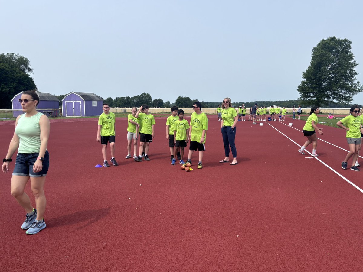 PrincipalJHill's tweet photo. Windermere Gr 2-6 Field Day! @WindyWhales https://t.co/hffnKv7XR4