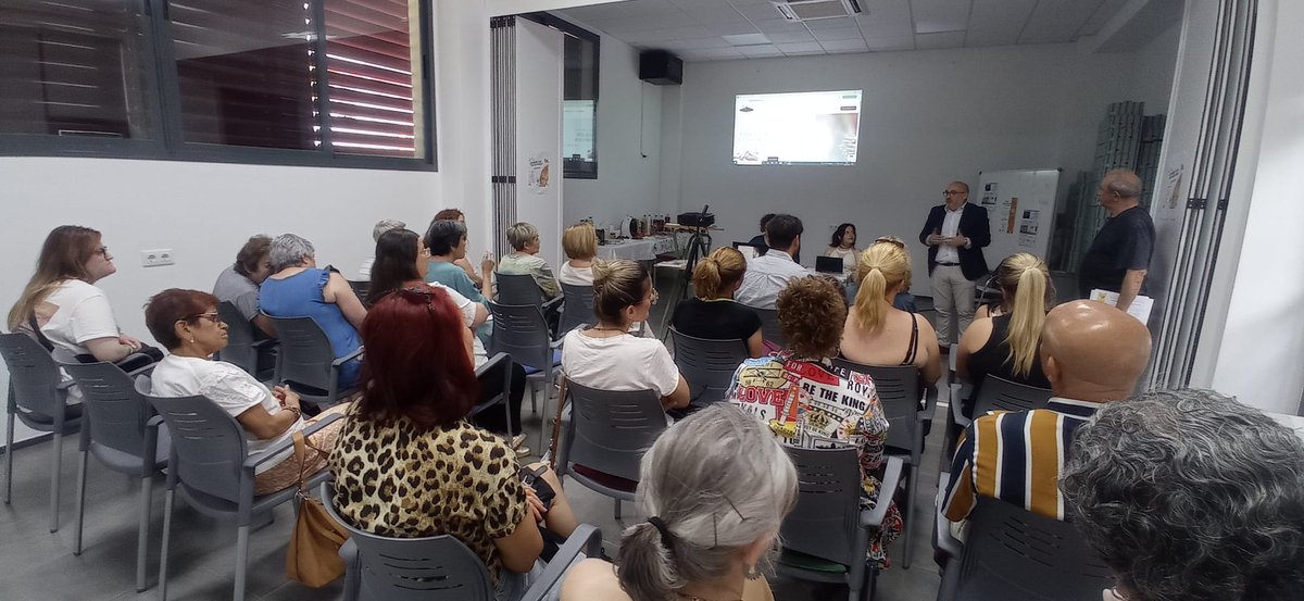 🔙 ASÍ VIVÍMOS EN SALTERAS EL TALLER "GESTIONA EL ESTRÉS Y LA ANSIEDAD" 🌿
El pasado 13 de mayo, en los Servicios Sociales Comunitarios de Salteras, compartimos un espacio de calma, escucha y autocuidado📸 Aquí os dejamos algunas imágenes,porque cuidar empieza por cuidarse💫