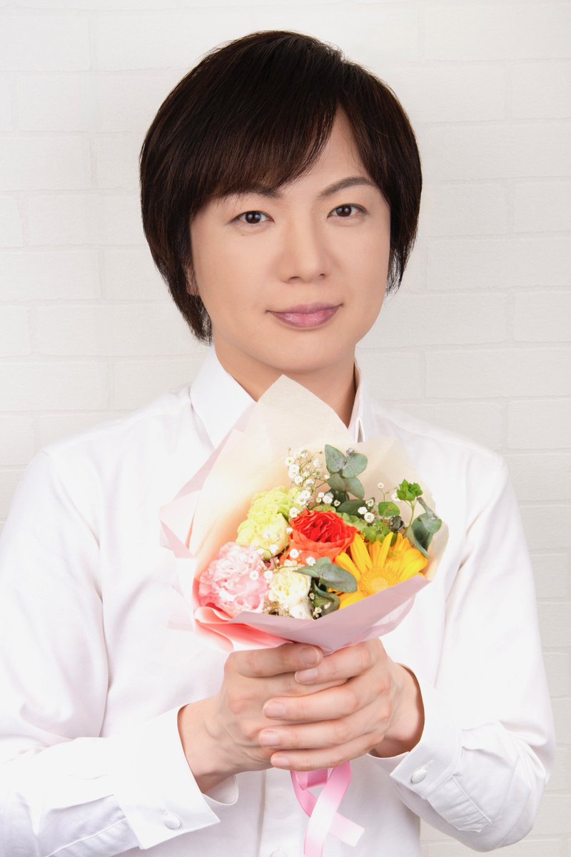 "花束"

ガーベラ・黄色の花言葉は

「究極の愛」

ぱっと黄色に目がいく時は
無意識にパワーチャージを
しているのかも...  
と、今夜も黄色の花を選び
気付いたコト。
明日は岐阜と名古屋へ
今日も１日お疲れ様でした。
#ひろネット #絆 #花 #花言葉 #花便り #パワーチャージ #ガーベラ #黄色