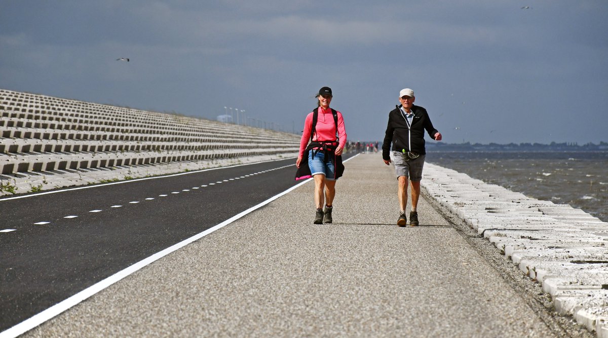 Wandelen op de Afsluitdijk is 20 km recht-toe-recht-aan, maar echt een belevenis. Wind door je haren, uitzicht op de Waddenzee aan de ene kant en het IJsselmeer aan de andere 🌬️🌅. Maar hoe pak je dit aan? 👉 wandelnet.nl/blogbericht/20…

📷Waterbeeld/Levvel/Rijkswaterstaat