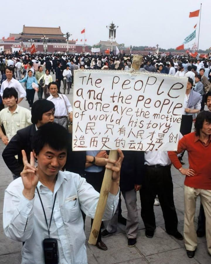 ChunqiaoPub's tweet photo. Mao Zedong’s cadres were clean, 
The Gang of Four’s cadres were brave, 
Hua Guofeng’s cadres were nowhere to be seen, 
Deng Xiaoping’s cadres are all millionaires.

36 years ago today, we remember June Fourth. https://t.co/TN9Uef0ksN