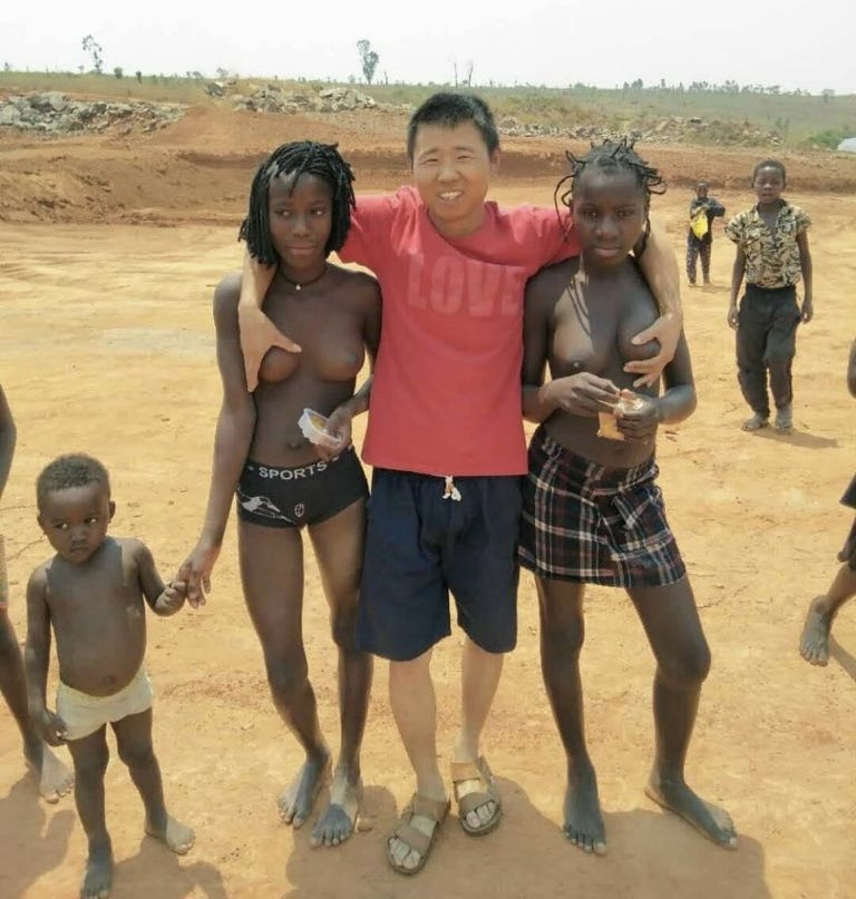 eren_acoruja's tweet photo. O chinês que não consegue nada no seu país por causa da escassez de mulheres, está invadindo e colonizando vilas por toda África e tomando as filhas dos Massai como espólio.

Se o chinês que é feio, baixo e tem pau pequeno tá fazendo sucesso, imagina o homem branco no Século XIX. https://t.co/S9bXiDVY8s