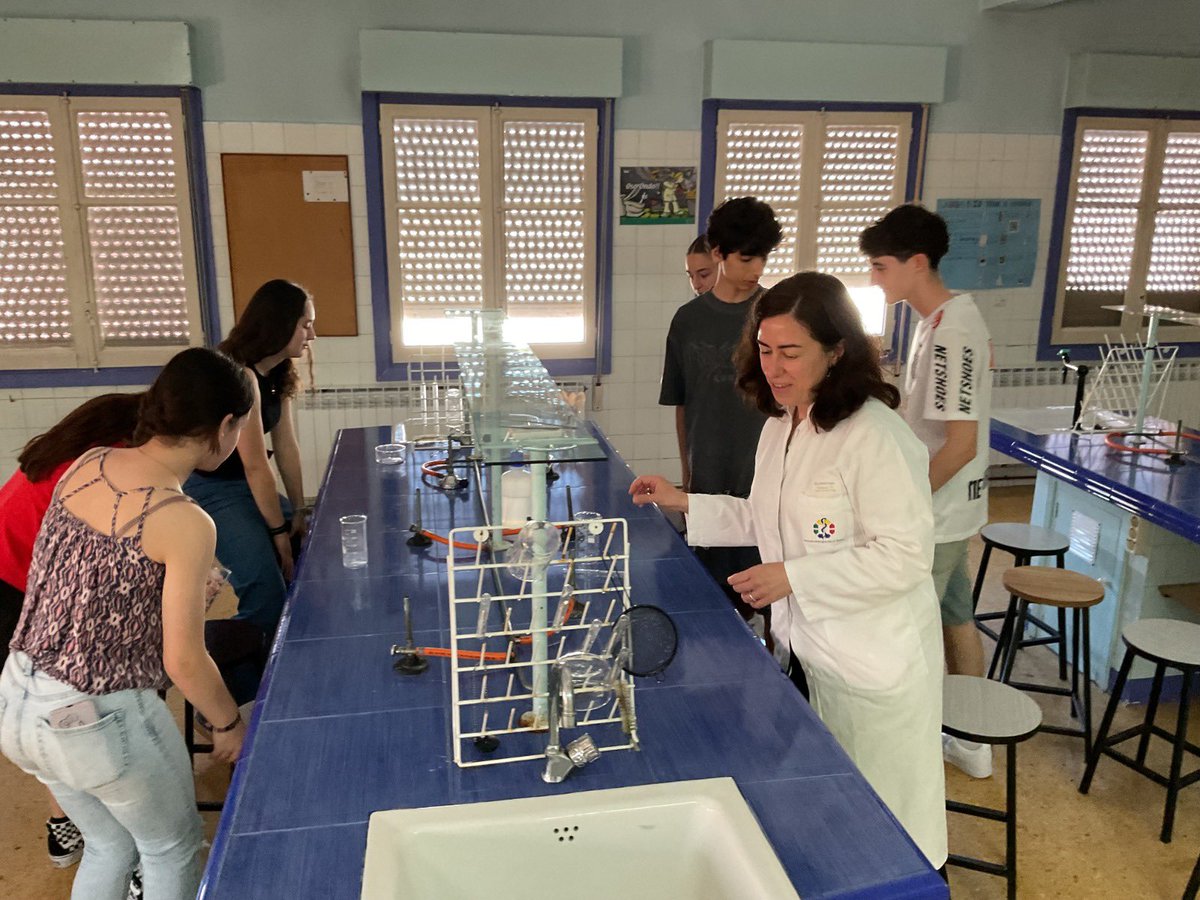 Silvia Vega-Rubín-de-Celis (@vega_rubin) on Twitter photo Last week I had the opportunity to share my story and my research on autophagy and cancer with the students of <a href="/CarmelitasSC_VG/">carmelitasgasteiz</a> and help promoting STEM vocations. It was a great pleasure to spend time with amazing teachers, students and staff. <a href="/WAutophagy/">Women in Autophagy</a> <a href="/SEFAGIA_/">SEFAGIA (Sociedad Española de Autofagia)</a> Last week I had the opportunity to share my story and my research on autophagy and cancer with the students of <a href="/CarmelitasSC_VG/">carmelitasgasteiz</a> and help promoting STEM vocations. It was a great pleasure to spend time with amazing teachers, students and staff. <a href="/WAutophagy/">Women in Autophagy</a> <a href="/SEFAGIA_/">SEFAGIA (Sociedad Española de Autofagia)</a>