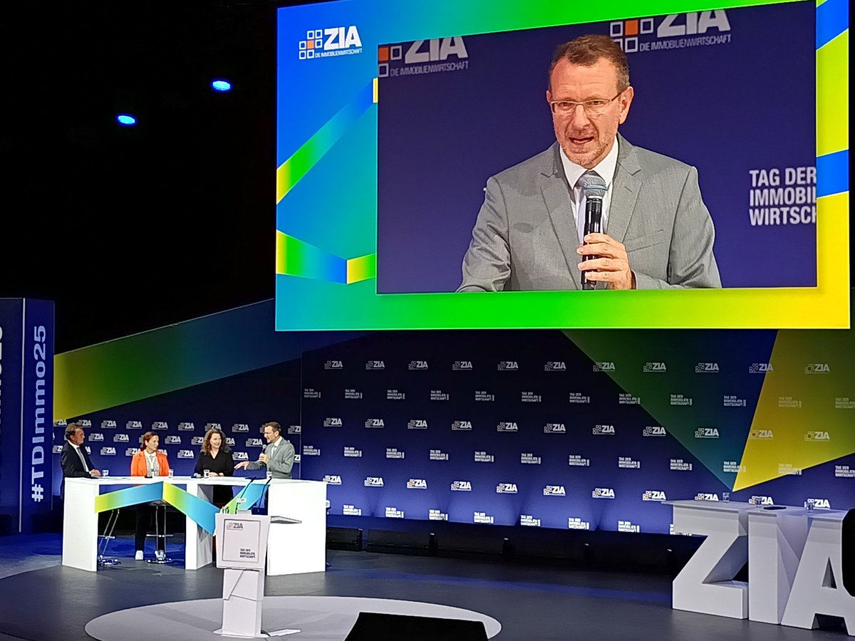 Warum haben wir 16 Landesbauordnungen und eine unverbindliche Musterbauordnung, fragt <a href="/JM_Luczak/">Dr. Jan-Marco Luczak</a> und fordert die einheitliche Bundesbauordnung und 16 unverbindliche Landesbauordnungen. Bietet enormes Potenzial &amp; erhebliches Kosteneinsparung. Ist aber "dickes Brett" #TDImmo25