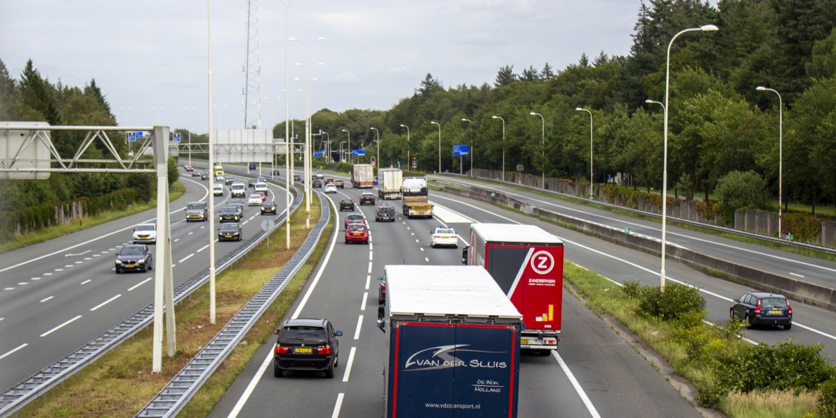 De #vrachtwagenheffing gaat op 1 juli 2026 van start. Met het invoeringsbesluit zijn nu ook de tarieven definitief. Het Eurovignet stopt op 1 juli 2026 in Nederland en de motorrijtuigenbelasting wordt tot een minimum verlaagd. 

➡️tln.nl/actueel/vracht…