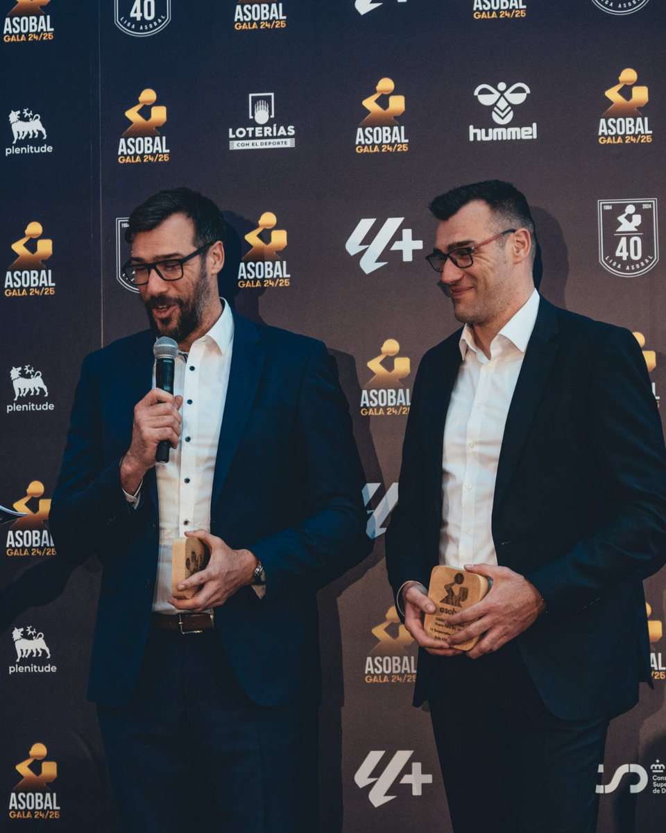BalonmanoNava's tweet photo. Un 𝗿𝗲𝗰𝗼𝗻𝗼𝗰𝗶𝗺𝗶𝗲𝗻𝘁𝗼 🎩 a toda una vida dedicada al balonmano.

Una 𝗵𝘂𝗲𝗹𝗹𝗮 👣 imborrable en @ASOBAL y en nuestro equipo.

Un 𝗛𝗢𝗡𝗢𝗥 🥹 que la última camiseta que vistan los Guardiola sea la nuestra 🙌🏻

📸 @DGCFotografia

#ViverosHerolBmNava🔴⚪️
#LigaPlenitude https://t.co/Iuk8Xl3do1