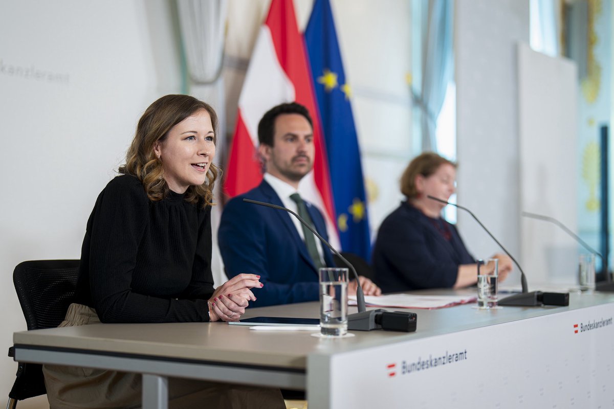 Die Bundesregierung bringt im Ministerrat eine Ausbildungsoffensive mit 4.000 zusätzlichen Ausbildungsplätzen in der Elementarpädagogik auf den Weg. Insgesamt werden 32 Mio. Euro für mehr Personal in Kindergärten investiert. Mehr dazu: services.bundeskanzleramt.gv.at/newsletter/bka…