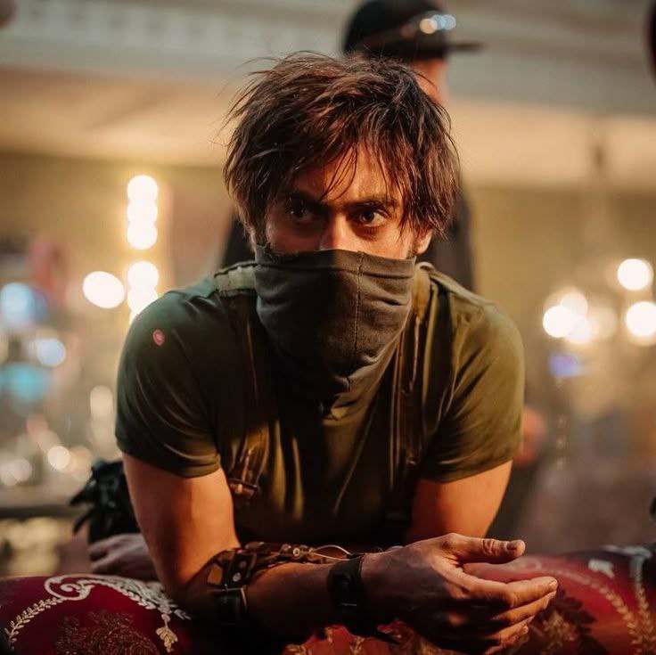 — Тараканы в доме есть?
— Нет, их пауки съели.
— У Вас пауки есть?
— Нет, их крысы съели.
— У Вас крысы есть?!
— Нет, из них Олег бомбу собрал
— А кто это?
— Забыл представиться.