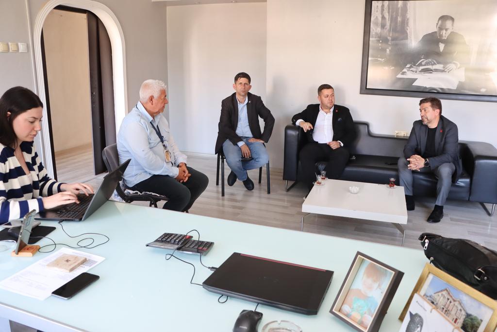 Basın ziyaretlerimiz kapsamında Kocaeli Koz Gazetesi Genel Yayın yönetmeni Cemal  Kaplan ve ekibini ziyaret ettik, sorularını cevapladık, nazik Misafirperverlikleri için teşekkür ediyor, yaklaşan bayramlarını kutluyoruz.
