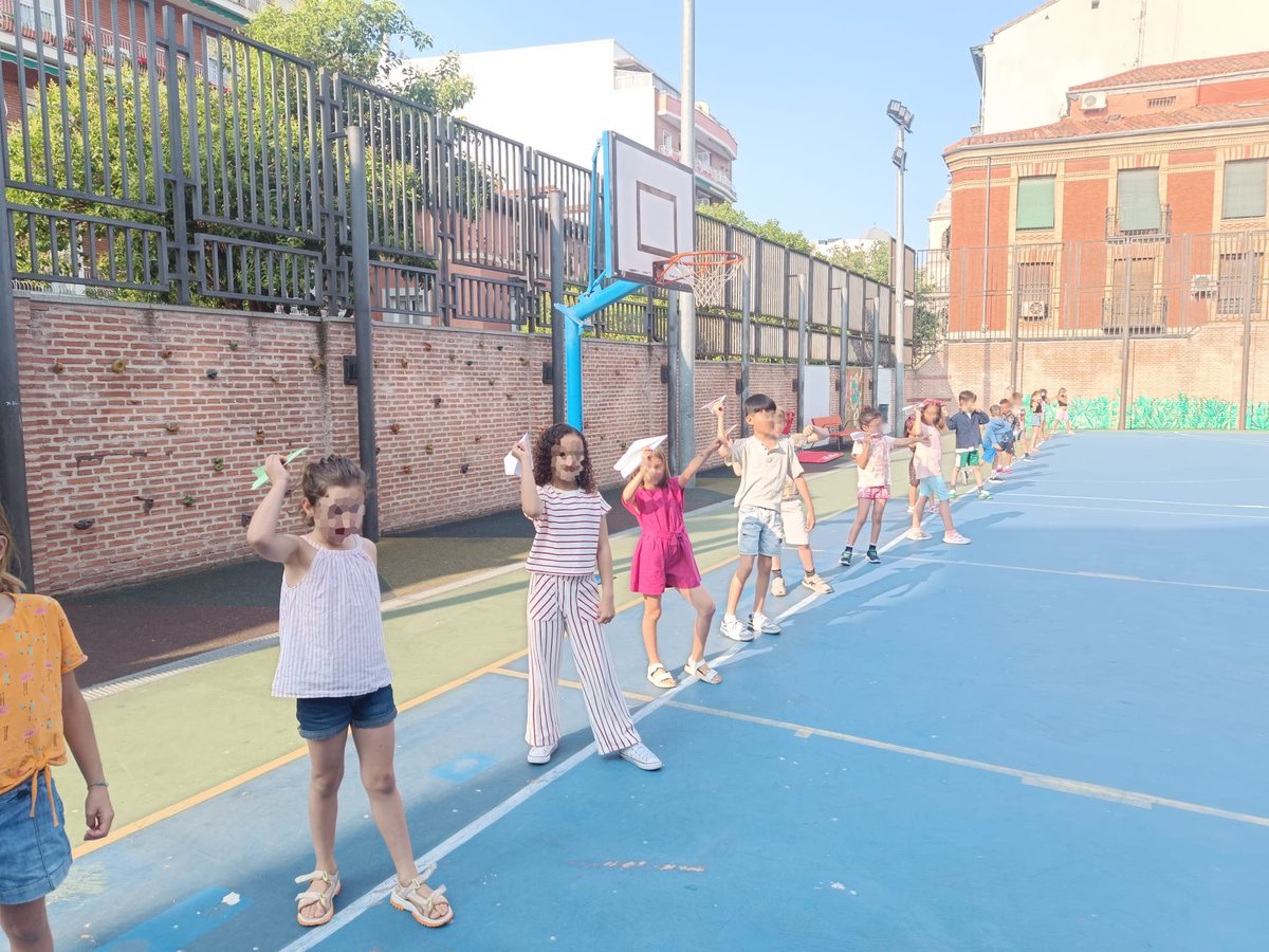 Hoy para trabajar las medidas en 2º hemos hecho aviones de papel, los hemos lanzado en el  patio y hemos medido hasta dónde ha llegado cada uno.
Papiroflexia, vuelo y medidas en Matemáticas 🧮de #LaPalomaCEIP