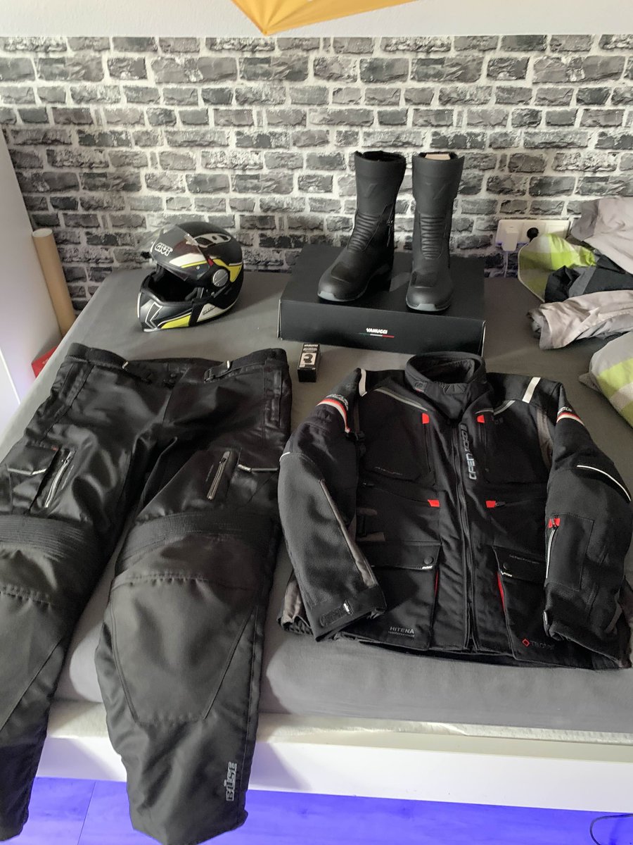 NEW GEAR AQUIRED GUESS WHO WILL BE GOING FAST AS FUCK BOOOIII RAAAAAHHH 💨💨💨💨💨(also -800€ fuck my life)