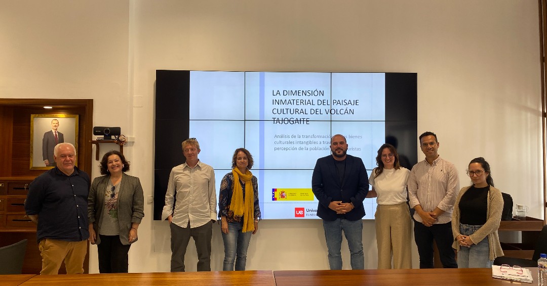 📍 En La Palma, profesores de #UECanarias presentaron el proyecto sobre la dimensión inmaterial del paisaje cultural del volcán Tajogaite, analizando la transformación del patrimonio tras la erupción desde la perspectiva local y turística.