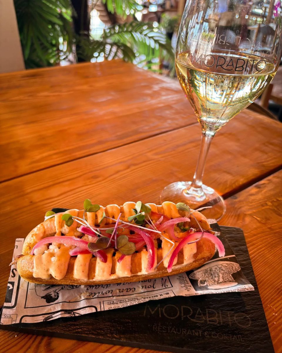 Al @morabitosalou el frankfurt pulled pork amb maionesa kimchi, acompanyat dels seus confitats 🍷😋. Dijous gaudeix del #TastaSalou👏 
@saloufoodexperience
.
#gastronomia #vins #caves #wine #winelovers #salou #saloufood #saloufoodexperience #rutagastronomica #vicatalà