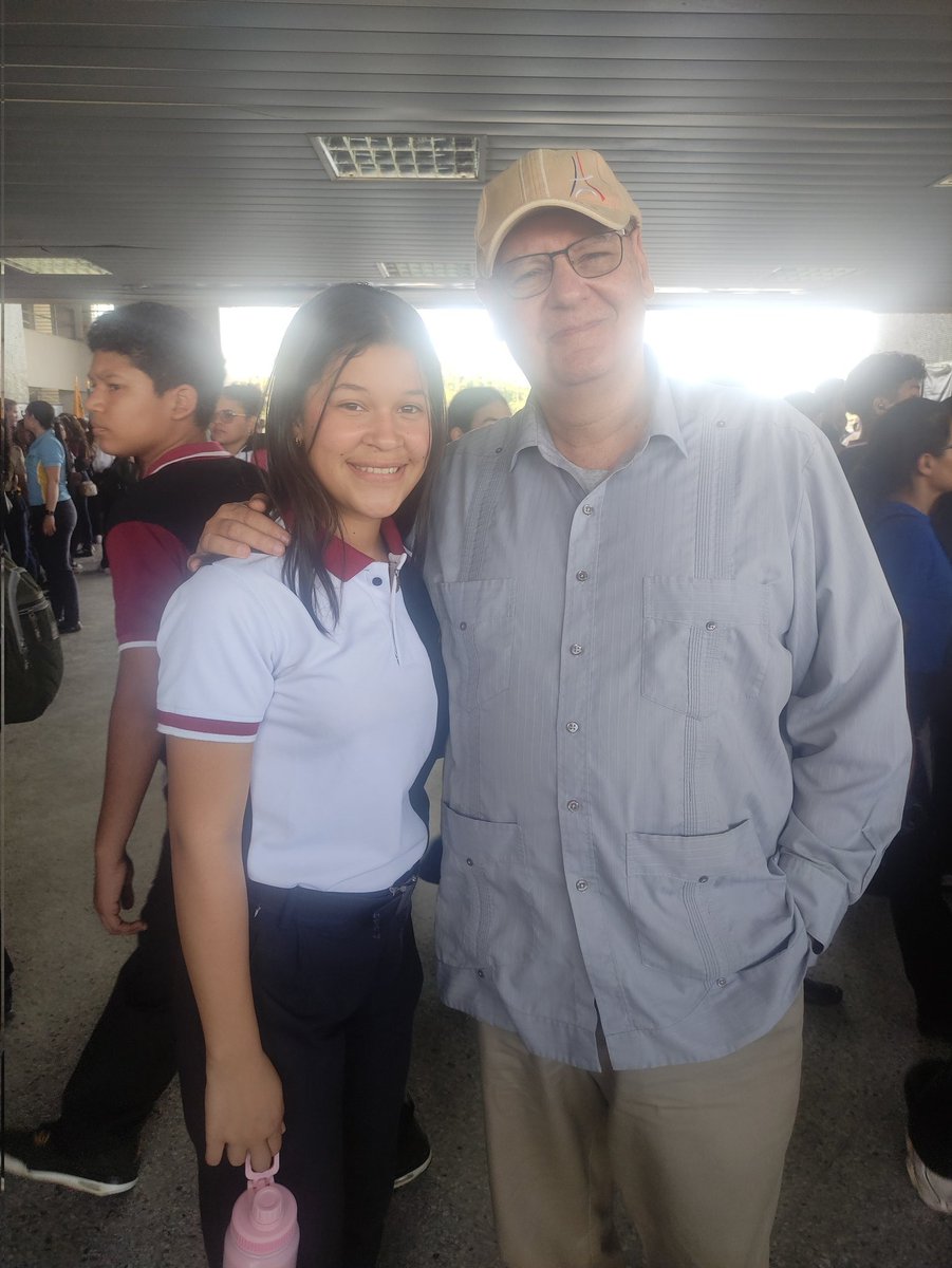 Con una muy bella bachiller que me regaló ésta foto. La juventud estudiosa y con sueños de superación. Hoy en LUZ en la Plaza del Rectorado Nuevo.