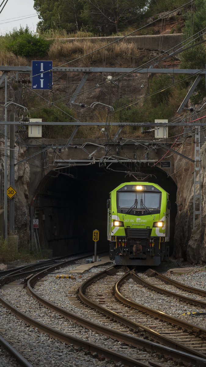 La 257.05 entrant a Monistrol de Montserrat. (2 de juny de 2025)