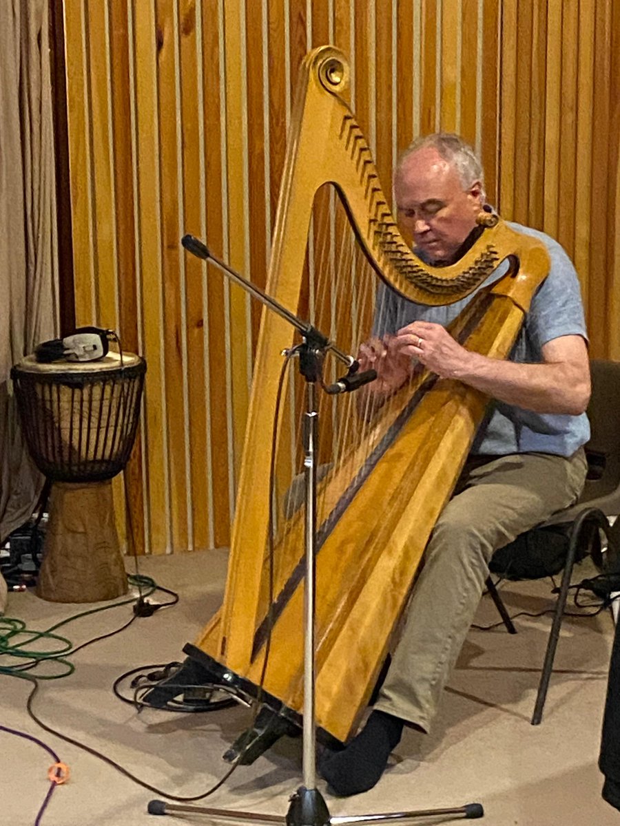 Braf iawn bod yn ôl yn Sain unwaith eto i recordio albym newydd, Ar Log VIII. 
Rhyddhau ar ddechrau 2026 i gyd-fynd â’n taith i ddathlu’r 50!

Great to be back in Sain to record a new album, Ar Log VIII. 
Releasing begining of 2026 to coincide with our tour to celebrate our 50th!