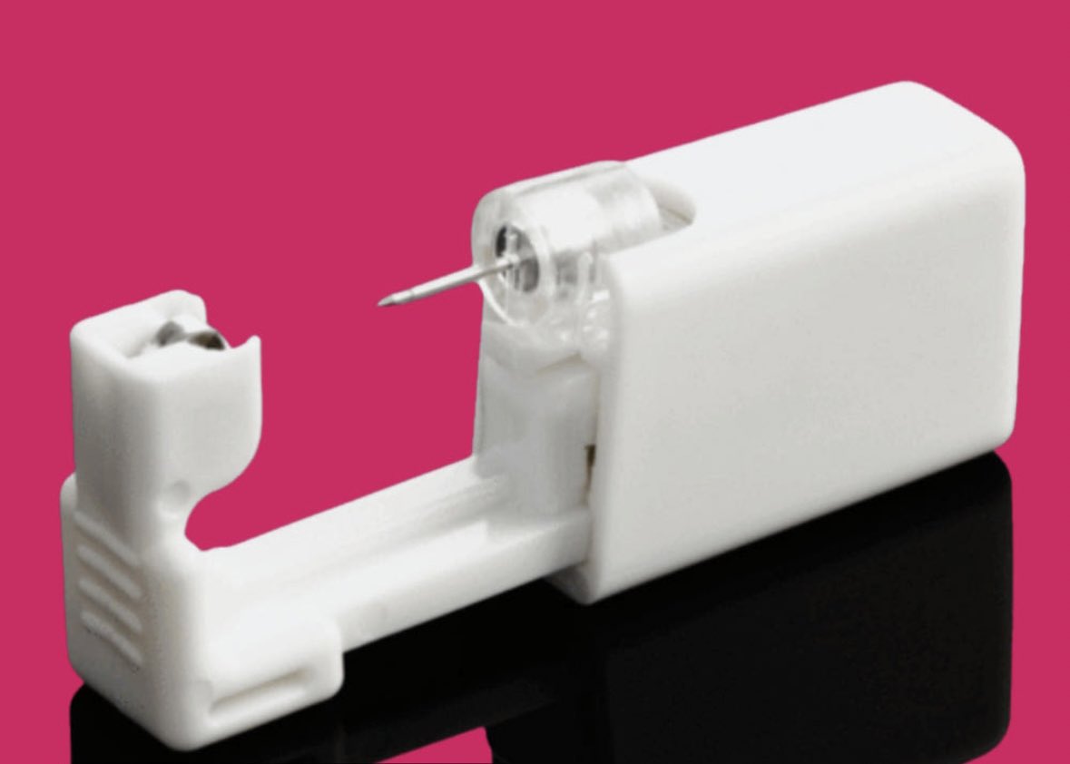 유두 피어싱 하고싶은 사람? 내가 직접 뚫어줄게