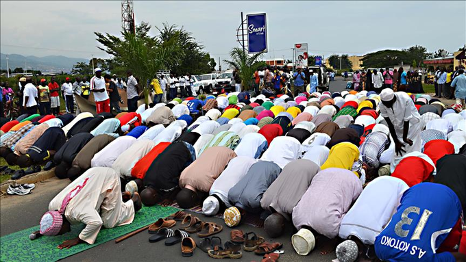 Ikiriho's tweet photo. 🇧🇮#Burundi #EidAlAdha 🕌☪️|2 vaches et 10 moutons: c'est que le président @GeneralNeva, vient d'offrir en signe de solidarité à la communauté musulmane du #Burundi (#Comibu) à la veille de la fête du Mouton marquant la soumission d'Ibrahim à Dieu.
"Aïd al-Adha" ou "Aïd el-Kebir" marque la fin du pèlerinage annuel à la Mecque, le Hajj. C'est la fête la plus importante pour des millions de musulmans à travers le monde. La "grande fête", dite aussi "tabaski" en Afrique occidentale.
#AïdAlAdha2025