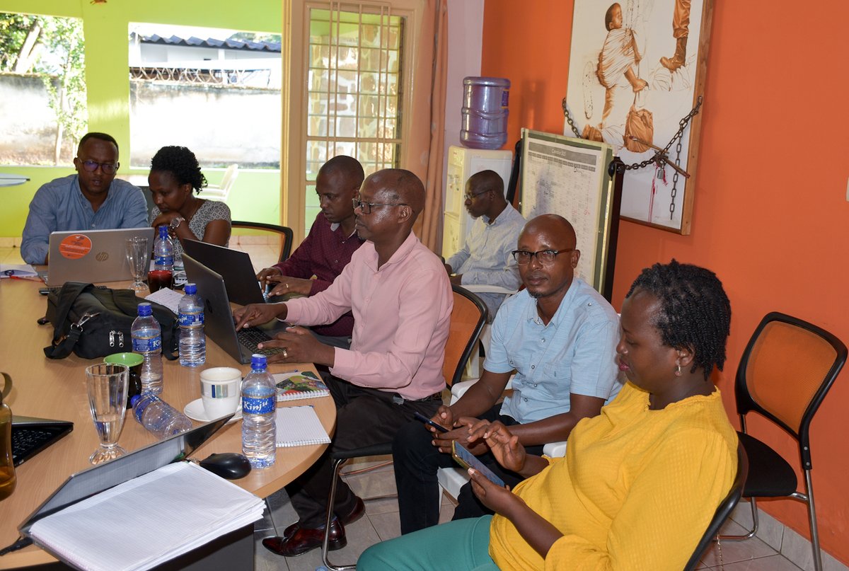 alfajiriwhet's tweet photo. Au 22.04 et au 15.05. 2025 dans la salle des réunions de @alfajiriwhet, 4 membres de son personnel et 6 des  partenaires @CentreSeruka   et @Nturengaho, ont été formés sur la photographie  et la gestion des réseaux sociaux. Une communication plus professionnalisée est attendue. https://t.co/g8ZKyhwcH9
