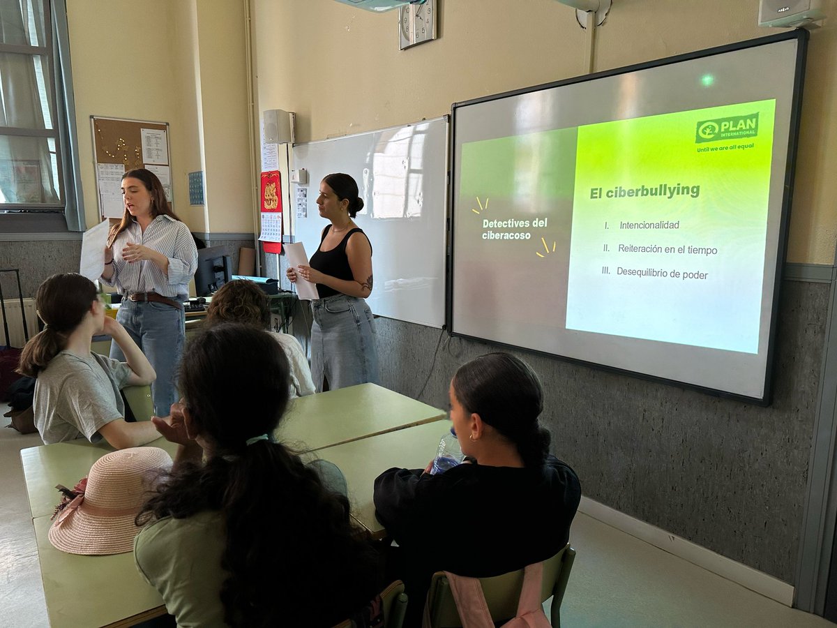 Hoy en 6º han tenido un taller sobre Ciberacoso y han terminado haciendo un cartel publicitario para combatirlo. Se exhibirán en el colegio. #LaPalomaCEIP