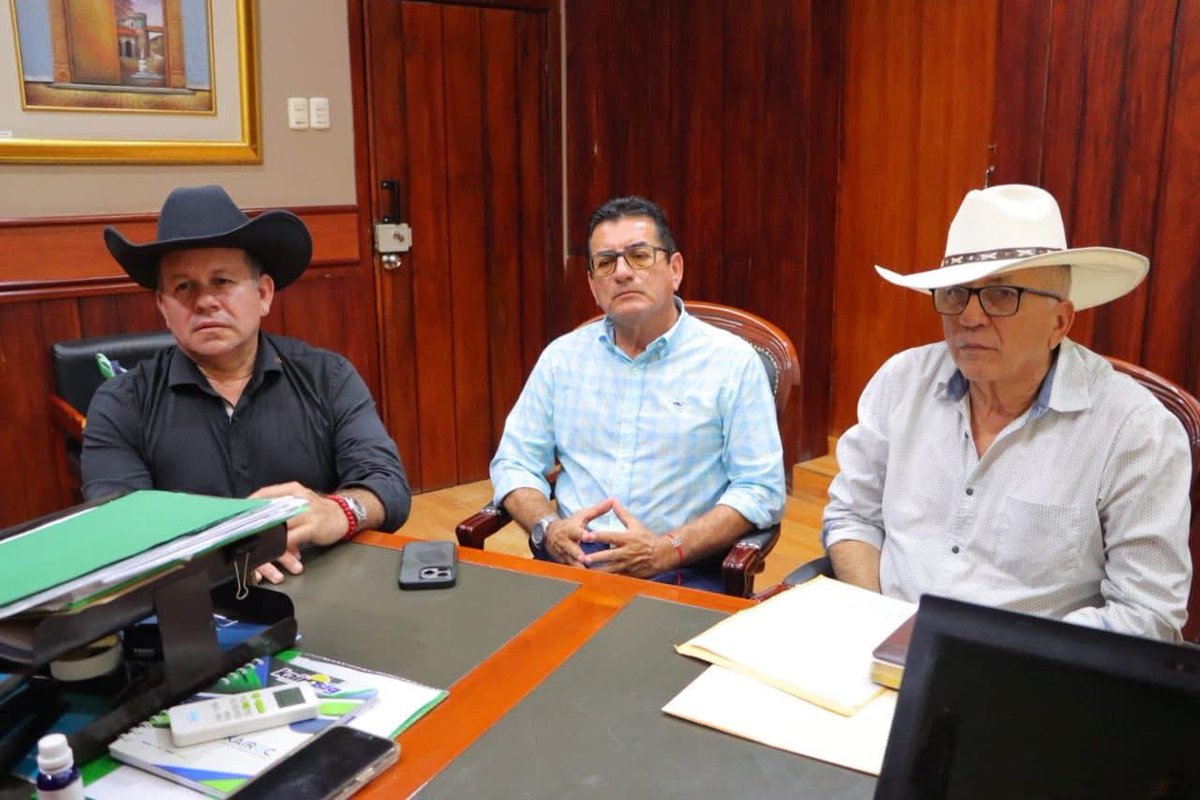 Me reuní con representantes de la Corporación de Ganaderos de #Manabí para escuchar propuestas y fortalecer juntos el sector ganadero, clave para el desarrollo de la provincia. También avanzamos en la organización de la feria “ExpoCebú Chone 2025”.  

#ElNuevoEcuadorNoSeDetiene