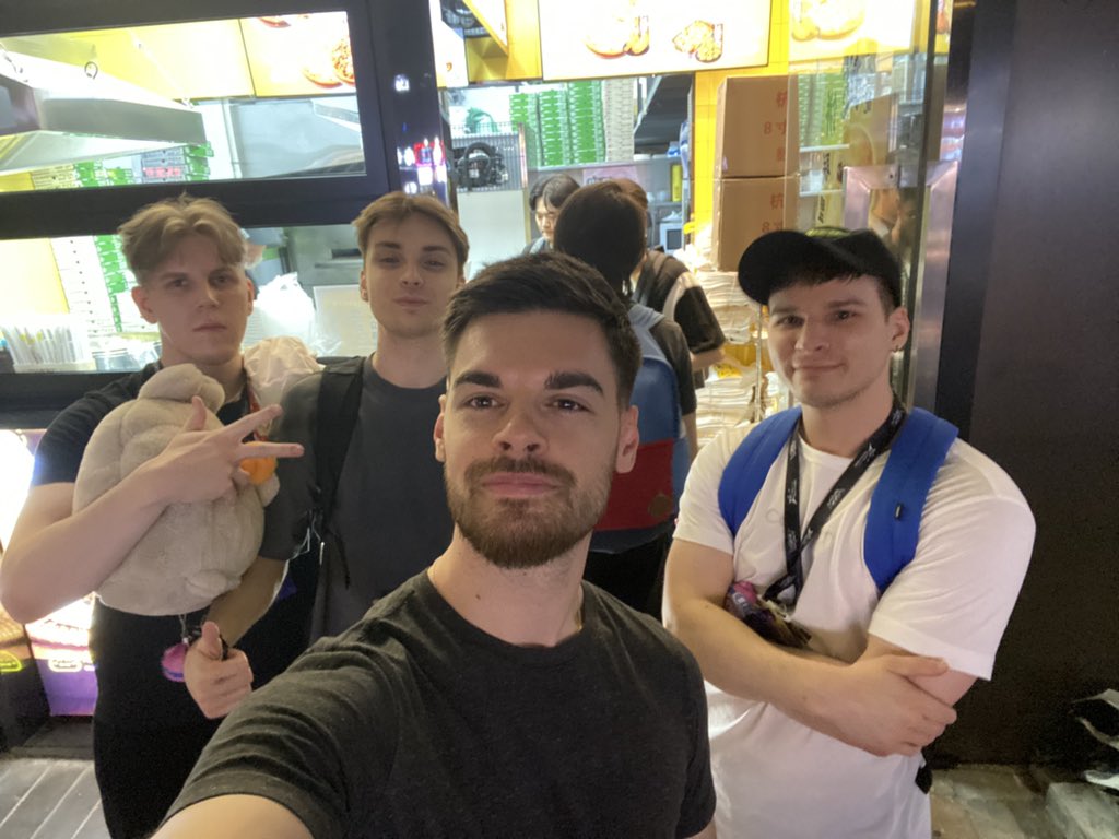 Notre premier repas avec l’équipe ! 

Plus de contents à venir pour @fragpunkhub @lastchancefp @playfragpunk 

Je vais essayer de vous carry un live asap irl  
<a href="/Fooskers/">Foosker ♡</a> <a href="/LyphnixFPS/">Lyph</a> <a href="/vikowastaken/">viko</a> <a href="/MrTikex/">TiKeX</a> <a href="/LMS764/">LMS</a> <a href="/ApyrVAL/">Apyr</a>
