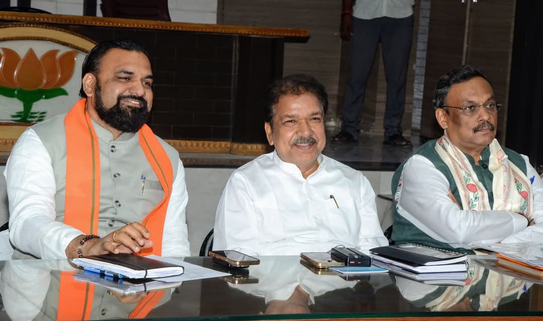 RadioMukhiyajee's tweet photo. पटना के भाजपा मुख्यालय में बिहार सरकार के भाजपा कोटे के मंत्रियों की अहम बैठक हुई। संगठन, सरकार समेत कई मुद्दों पर हुई चर्चा। बैठक में डिप्टी सीएम सम्राट चौधरी, प्रदेश अध्यक्ष डाॅ. दिलीप जायसवाल सहित तमाम मंत्री व अन्य बड़े कई नेता रहे मौजूद।#SamratChoudhary 
#RadioMukhiyajee https://t.co/BR1bCJrT7z
