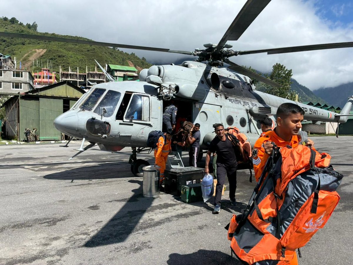 the_hindu's tweet photo. In response to the devastating landslides in #Sikkim, AirForce Mi-17 helicopters rapidly launched operations, airdropping relief supplies, inserting NDRF teams, and evacuating 33 stranded individuals, including two U.S. nationals, from the remote #Chaten region: IAF
✍️ @deveshpd https://t.co/ivWJpAVGFo