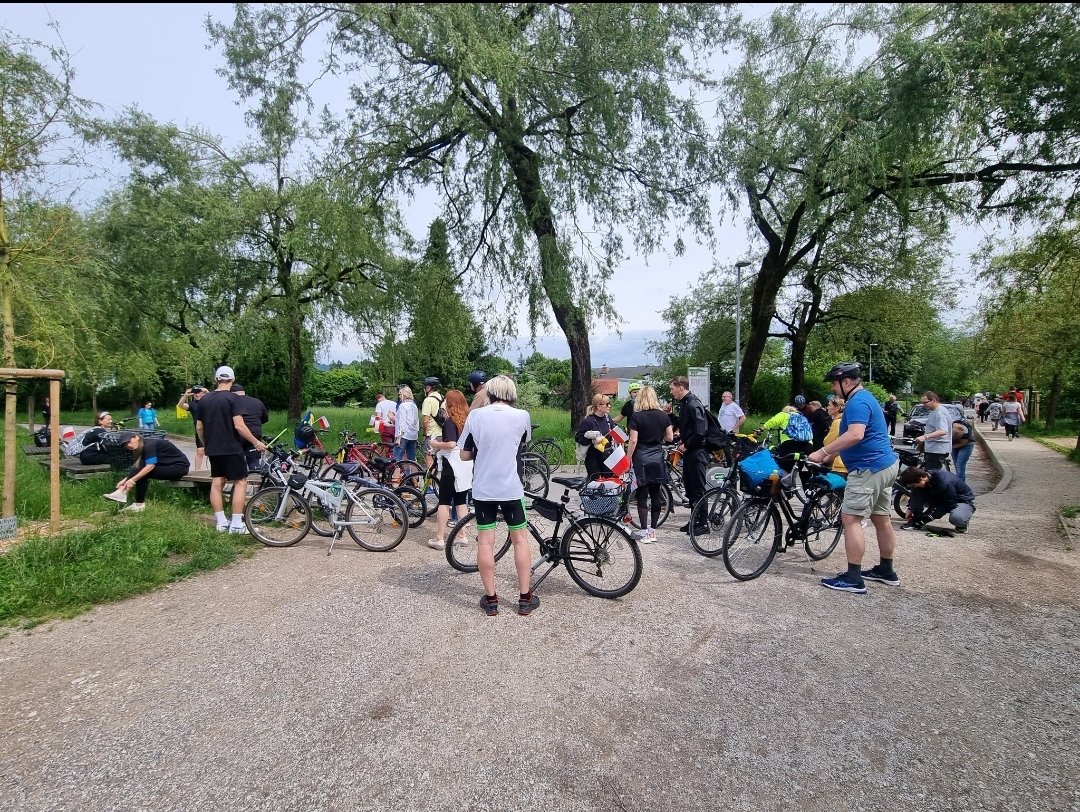 Jerneja Jug Jerše (@jugjerse) on Twitter photo Na <a href="/EKvSloveniji/">Evropska komisija</a> se tudi pridružujemo tej plemeniti akciji. Skupaj bomo v soboto kolesarili za 🇺🇦, za otroke, za dober namen! Lani smo se že dobro ogreli na podobnem dogodku. Verjamem, da smo lahko letos še boljši! Se vidimo! 🚲 🚴♂️ 🚵♀️ 💙💛 Na <a href="/EKvSloveniji/">Evropska komisija</a> se tudi pridružujemo tej plemeniti akciji. Skupaj bomo v soboto kolesarili za 🇺🇦, za otroke, za dober namen! Lani smo se že dobro ogreli na podobnem dogodku. Verjamem, da smo lahko letos še boljši! Se vidimo! 🚲 🚴♂️ 🚵♀️ 💙💛