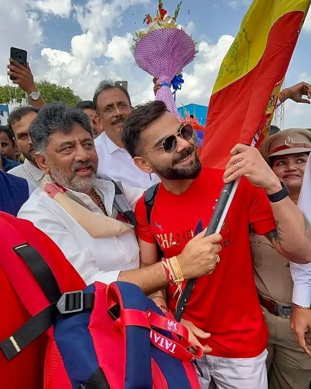 TriptiSpeaks258's tweet photo. Karnataka Deputy CM DK Shivakumar met Virat Kohli at the airport and showed him the RCB flag while congratulating him on the victory.
#ViratKohli𓃵 #RCBvPBKS #IPLFinals #IPL2025 #drshivakumar #Karnataka #Airport #ViratKohli https://t.co/5mPg7Ae5Ta