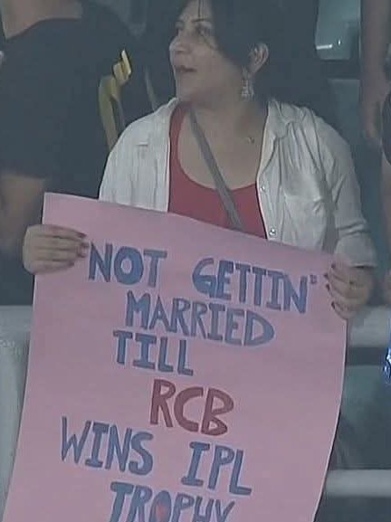 😃जस्ट चिल विद अखिल😅
**आरसीबी अब इससे ज्यादा इन्हें और कुंवारा नहीं देख सकती थी.मोहतरमा की जल्द से जल्द शादी हो जाए इसीलिए जैसे ही टीम खुद बालिग (18 साल की) हुई, वैसे ही ट्रॉफी जीत ली.🤣 चलो मैडम जाओ, अब अपना घर बसाओ...इससे ज्यादा दिन आप कुंवारी अच्छी नहीं लगेंगी...**🤩