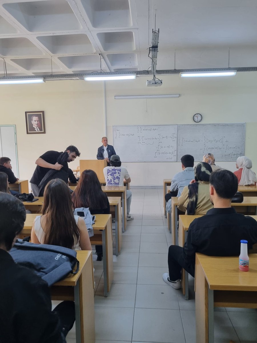 tnkuiibf's tweet photo. İşletme Bölümü 22.05.2025 tarihinde Kariyer Planlama dersi kapsamında eski Levi’s Türkiye Üretim Müdürü ve girişimci Mehmet DİLBAZ özel sektör ve girişimcilik deneyimlerini öğrencilere aktardığı “Sektör Günleri-Özel Sektör ve Girşimcilik” adlı bir etkinlik gerçekleştirilmiştir. https://t.co/JkNUTIT85C