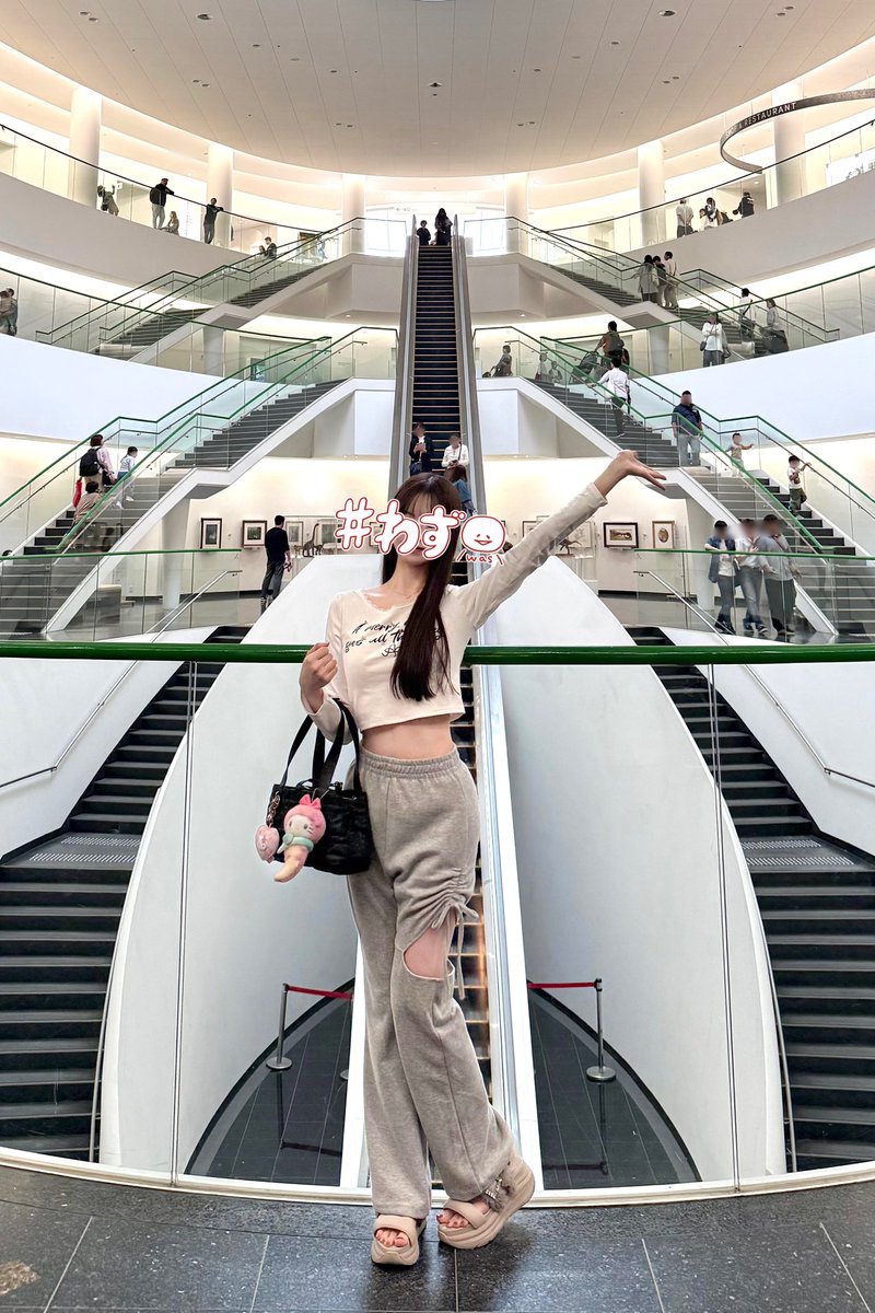 これたくさん聞かれてました！このズボン、SHEIN（58010517）です🩶パジャマ？ってくらい履き心地いいのに可愛くてお気に入りです😭💕💕お友達にも褒められました！！おすすめ😻
#マシュマロを投げ合おう
marshmallow-qa.com/messages/4cc09…