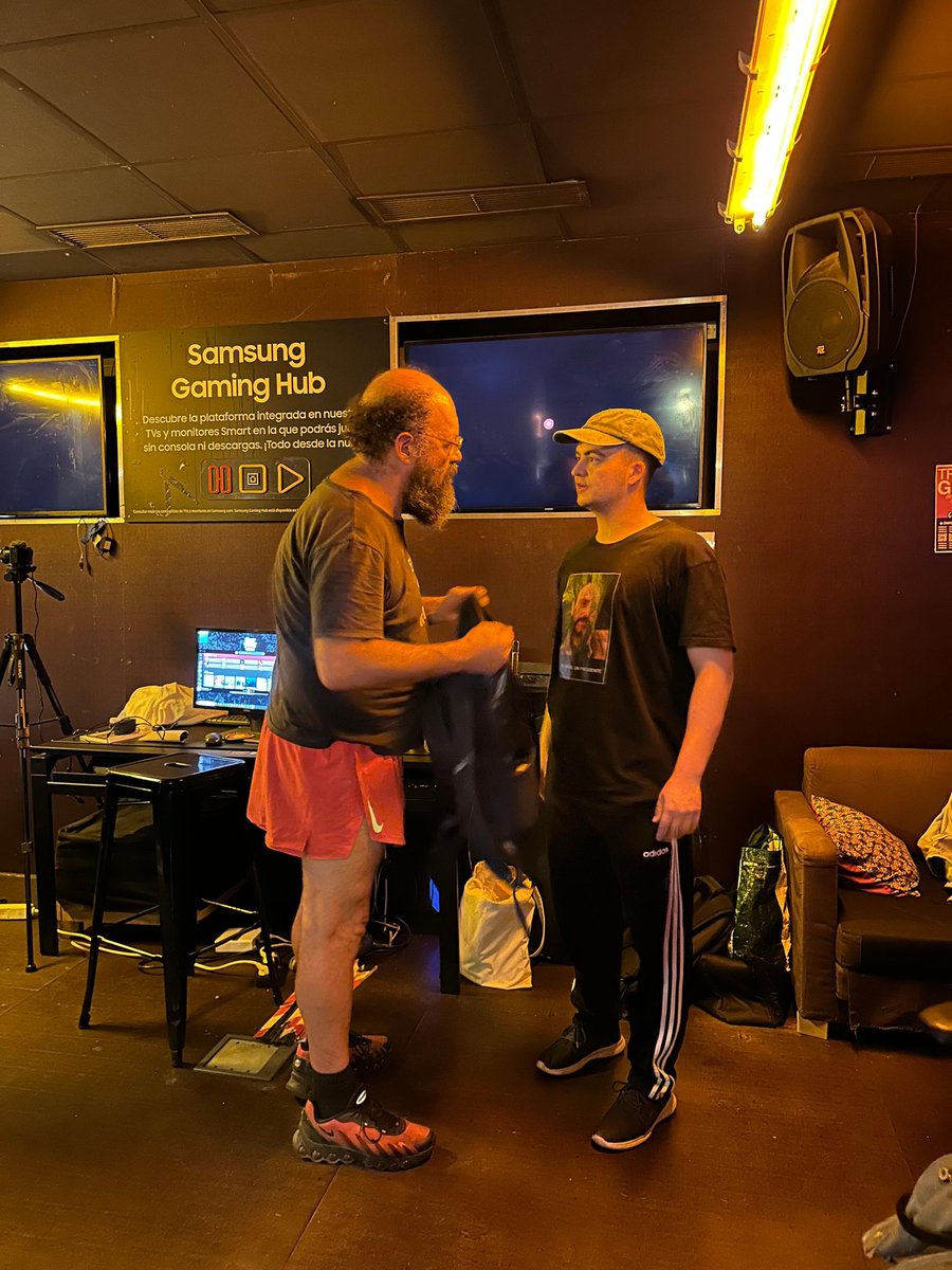 dos fans de la filosofía se pegan porque uno dijo: "platón no tenía razón"